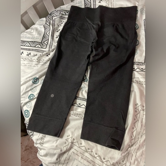 Lulu lemon Womens size 4 capris - Picture 2 of 5